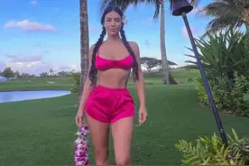 金卡戴珊重返“十八岁”，粉红色泳装搭配双马尾，登上热搜图片