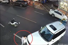 谢谢善良的陌生人！女童被卷入车底，30多名路人抬车施救图片