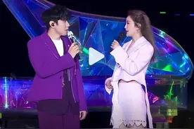 梦回14年前！林俊杰晒和阿Sa同台再唱《小酒窝》视频甜喊“睫毛妹”：不论怎么唱，都不比和原唱一起合唱好听图片