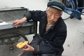 青岛一大爷户外捡废品，意外翻出8个56年茅台瓶，专家：不用再捡图片