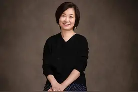 衣品好的女人不怕老，瞧这位身材微胖的60+妈妈，气质胜过同龄人图片