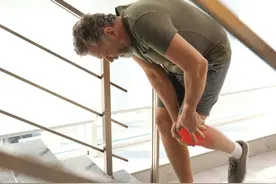 一走路就腿疼，可能不是骨科病，当心是血管堵塞了！图片