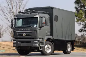 最高1200Ah锂电可选！独立卫浴间车顶带露台！实拍乔翔汕德卡房车图片