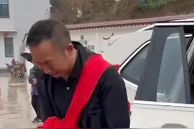 近日，驻村书记离任，村民冒雨含泪送别，依依不舍，被刷爆了……图片