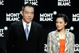 陈凯歌老婆认真打扮起来真美，穿蛇皮外套配亮色裙，看着有贵妇感图片