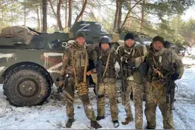 乌克兰士兵真会闹，在自己战车上画Z字！摆拍，还是要投降俄军？图片