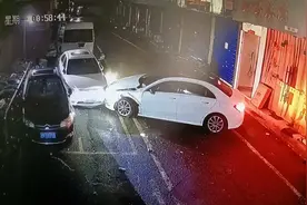 喝断片了还不忘回家挪车？女子醉驾连撞多车被刑拘图片