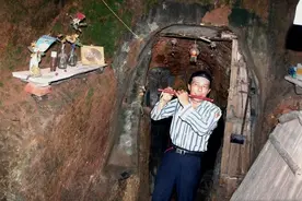 江西“野人”，失恋后进入山中隐居21年，一人凿出“三室一厅”图片