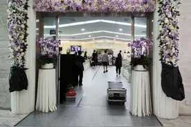 李玟灵堂布满紫色鲜花！周星驰送花圈悼念，悉尼上空现coco英文名图片