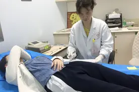 高考体检需要“一丝不挂”？高三学生忐忑不安，体检医生一脸无奈图片