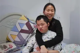 26岁女孩每晚搂着22岁弟弟睡觉，不敢结婚，一家人都需要她照顾图片