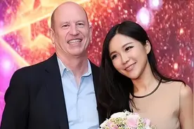 2016年，NBA美女主播周玲安与53岁美国富豪结婚，婚后屡屡传婚变图片