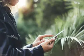 手机在外面阳光下看不清屏幕，教你这样设置，屏幕立马变亮图片