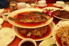 广东女子远嫁四川8年，娘家人第一次探望，菜上桌一口没吃就要走图片