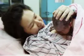 婴儿趴在妈妈的身上好处多，有助于健康成长，宝妈可别光顾着嫌弃图片