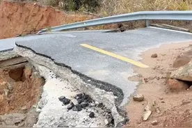 湖南一男子年前去女友家拜访 回头发现路塌了 只好留在女友家过年图片