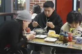 王一楠一家三口罕同框！高鑫温柔望着女儿，爱女气质出众像爸爸图片