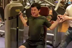 沈腾被曝病情恶化，身材暴瘦脖子肿的比脸大，强撑出席活动惹人忧图片