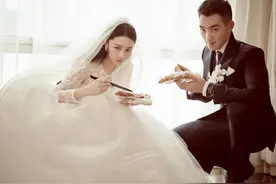 张馨予何捷庆祝结婚四周年，夫妻俩十指紧扣，拿口红涂爱心表白图片