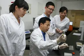 为什么留不住高端人才？院士出国吃2年清水挂面，正教授年薪10万图片