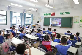 韩国00后老师遭霸凌自杀！20万教师首尔街头抗议图片