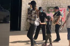 baby懒理前夫恋情风波，带小海绵逛游乐园，母子俩穿亲子袜太有爱图片