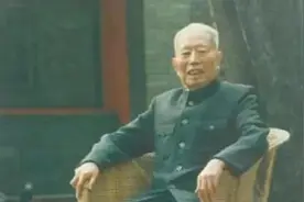 1959年，在天安门城楼上，一位梳羊角辫的女孩，走到周总理的身边图片