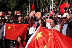 海外华人最多的6个国家，新加坡华人占比超一半，第一名你想不到图片