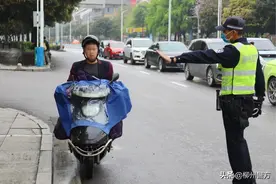 边骑车边吸烟、玩手机？柳州交警：重点整治！图片