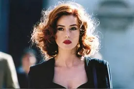 58岁美艳球花恋情曝光！和怪老头当街热吻？！网友：我心碎了…图片