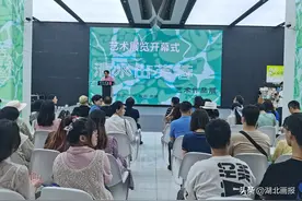 清水芙蓉面 浓墨重彩情五名女画家美术精品亮相外文书店图片