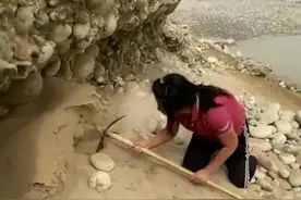 来新疆和田捡玉农村人，虽月入过万，艰苦的生活不是常人熬得过的图片