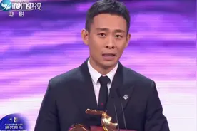 金鸡颁奖的7个名场面：张译紧张到音箱都是喘气声，艺谋又拿大奖图片