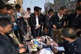 农村整日沉迷打牌的人，日子过得怎么样？老农民直摇头：越过越差图片