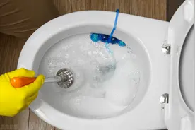 厕所堵了怎么办？4个简易疏通法轻松搞定，自己动手，少花冤枉钱图片