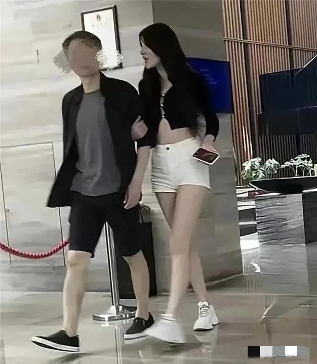 吃饭做四次爱，武汉学副教授教授周玄毅被曝光。武汉大学:开除
