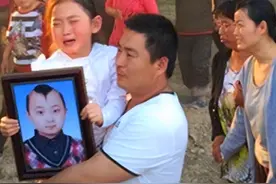 “年画娃娃”邓鸣贺，6岁上春晚，被父母当摇钱树，去世时年仅8岁图片