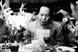 1910年，17岁的毛泽东出去求学，母亲含泪说：我的儿子要干大事的图片