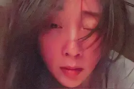 43岁殷桃疑深夜醉酒，晒卧室自拍照放飞自我，头发凌乱眼神迷离图片