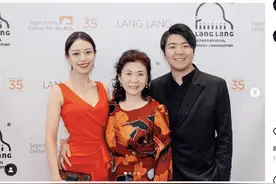 郎朗罕见晒与父母合照，吉娜和婆婆互相搂腰亲密似母女图片
