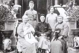 她嫁首富后一直不孕，劝说表妹当小妾，连生10子后姐妹俩当平妻图片