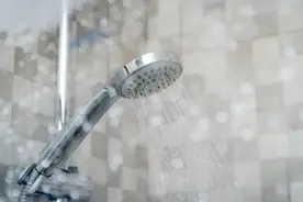 夏天就算没出汗，还是劝你去洗个澡图片