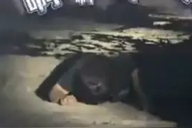 福建宁德 女子救猫钻进墙缝，猫上来人被卡了图片