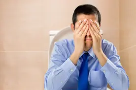 28岁小伙一天大便3次，确诊肠癌！5种大便异常是身体“警报”图片