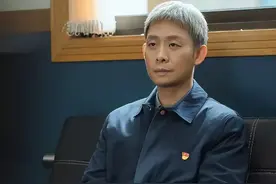 吴京想请张译拍戏，问要多少片酬，张译伸出了一个手指，吴京懵了图片