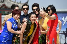 “老来俏”的旗袍阿姨：人生迎来“第二春”，花的却都是冤枉钱图片