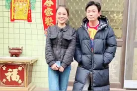 王宝强回邢台过年，叔伯摆手不让粉丝合影，宝强下一秒举动获好评图片