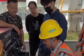 六旬务工大叔在街头弹钢琴：几十年没弹过了，工友：他在工地打零工，还会多种乐器图片