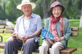 小姑子来照顾我坐月子，临走时我给她一万，听到婆婆说的话我愣了图片