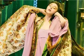 32岁的杨贵妃，公然为48岁的安禄山“洗三”，行为荒唐至极图片